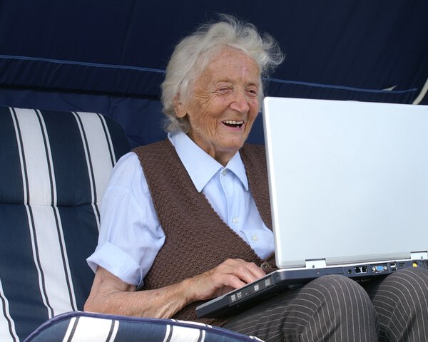 Ältere Dame mit Laptop | © fotolia | herby_meseritsch