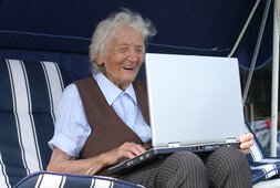 Ältere Dame mit Laptop | © fotolia | herby_meseritsch