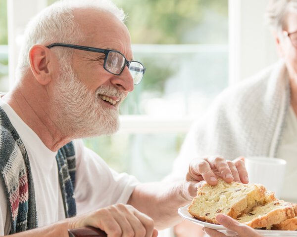 Senioren sitzen bei Kaffee und Kuchen zusammen | © adobestock | photographee